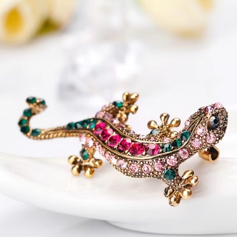 Chic Gold Lizard Brooch with Pink and Green Accents - Picture 2 of 5